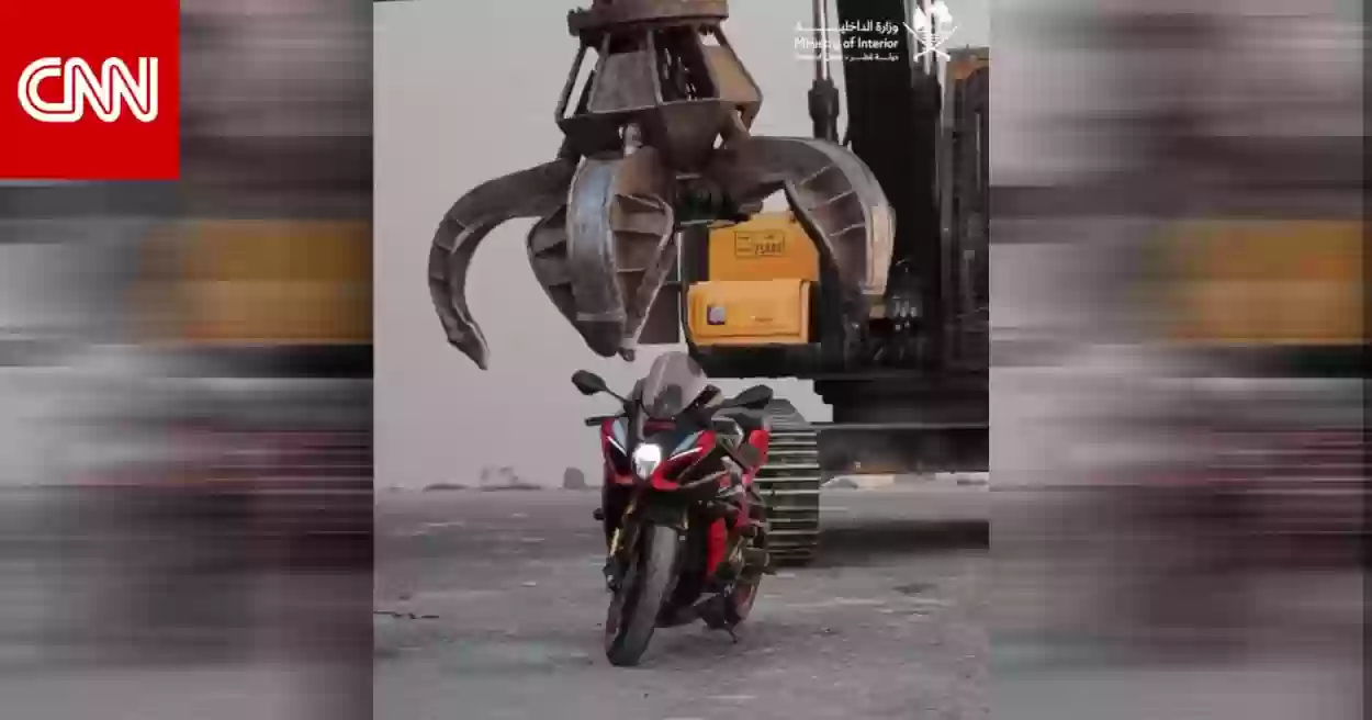 قائد دراجة نارية يقوم بحركات استعراضية والداخلية القطرية تتخذ قرارها الصارم