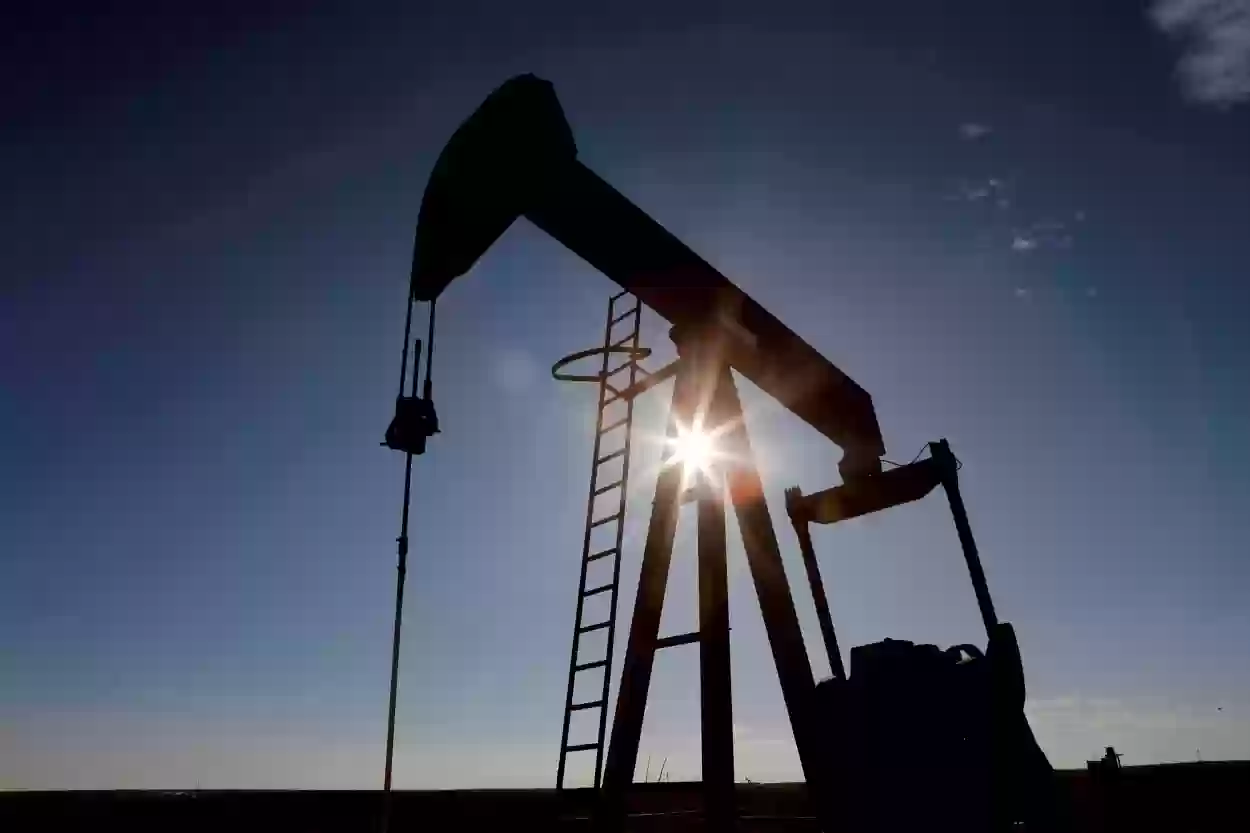 النفط العالمي يسجل أكبر مكاسب أسبوعية وتأثير كبير على السعودية